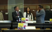 Legisladores del oficialismo colocaron banderas de Ecuador y Corea a propósito de la aprobación dle acuerdo comercial en el Pleno.