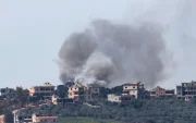 Una densa columna de humo se eleva tras un ataque aéreo israelí en la aldea de Bent Jbeil, en el sur del Líbano, el 14 de abril de 2026.