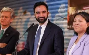 El alcalde de Nueva York, Zohran Mamdani (C), durante una conferencia de prensa en La Marqueta en Nueva York, Estados Unidos, 14 de abril de 2026.