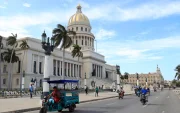Un triciclo y varias motocicletas eléctricas circulan frente al Capitolio este martes 14 de abril de 2026,en La Habana (Cuba).