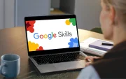 Google Cloud Skills Boost ofrece acceso a entornos reales de Google Cloud mediante credenciales temporales para practicar sin costo durante los laboratorios.