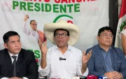 El candidato a la presidencia de Perú del partido Juntos por el Perú, Roberto Sánchez (c), habla durante una rueda de prensa en Lima (Perú).