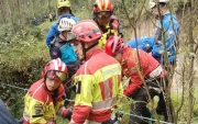 Unidades especializadas ejecutan labores de recuperación en una cascada de alta complejidad para rescatar el cuerpo de Gregory Krupa.