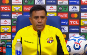 César Farías, entrenador de Barcelona, durante la rueda de prensa.