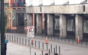 La maleta fue abandonada en el hall del ingreso al Palacio Municipal.