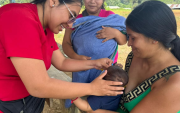 Médica aplica dosis de vacunas a un bebé, en una población de Ecuador.