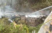 Un bus de pasajeros cayó a un abismo dejando varias personas fallecidas y heridas.
