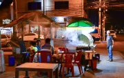 Negocios de comida funcionan por las tardes y noches en la ciudadela Panorama, en Durán.