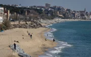Se observa una sección de arena en la playa de Montgat, al norte de Barcelona, ​​el 26 de febrero de 2026.