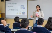 Estudiantes recibirán educación financiera tras la aprobación de la nueva ley que busca frenar el sobreendeudamiento.