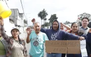 Tensión. La escasez de agua en Tumbaco obliga a familias a adaptar rutinas y enfrentar gastos adicionales para garantizar el consumo diario básico.