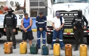 Tres personas fueron detenidas durante el operativo, entre ellas, dos funcionarios del Municipio de Guayaquil.