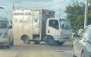 Referencial. Un vehículo de Medicina Legal permanece en Puerto Santa Ana tras la caída mortal de alias Frenillo, señalado como líder de la Mafia 18.