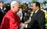 El papa León XIV estrecha la mano de un líder político en Camerún, durante su mensaje contra el uso de la fe con fines bélicos.