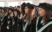 En una ceremonia con graduados de la Universidad Nacional de Educación, en 2023.
