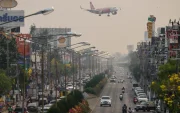 Un avión de pasajeros se prepara para aterrizar en el aeropuerto, en un día de alta contaminación en Chiang Mai, el 2 de abril de 2026.