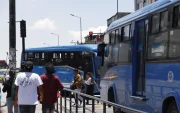 Caos. Buses invaden carriles exclusivos, se pasan el semáforo en rojo y dejan pasajeros en medio de las calles.