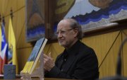 Jaime Marchán presentó la novela en el paraninfo de la Universidad Andina Simón Bolívar de la capital.