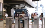 Usuarios ingresan a una de las estaciones de la Aerovía en Guayaquil.