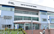 Las multas pendientes no impedirán la atención de solicitudes en las ventanillas y plataformas digitales de la institución.
