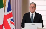 El primer ministro británico, Keir Starmer, ofrece una declaración conjunta tras una cumbre internacional en París, Francia, el 17 de abril de 2026.