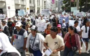 Pescadores protestan en Guayaquil contra el alza del diésel y exigen medidas al Gobierno.