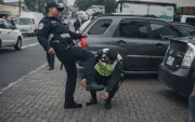 Agente de tránsito fue agredido en el norte de Quito durante un operativo de control vehicular.