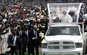 Llegada del papa León XIV a la misa multitudinaria en Duala.