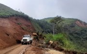 Un deslave de gran magnitud obstaculita el paso en el kilómetro 92 de la vía Cuenca- Molleturo- El Empalme.