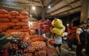 En el mercado de Montebello trabajadores bajan los sacos de los alimentos que llegan de diferentes provincias.