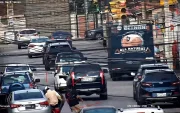 Los sospechosos de asaltar en Urdesa se movilizaban en un automóvil color gris.