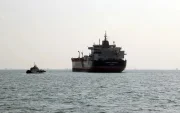 Embarcaciones petroleras cruzando el estrecho de Ormuz, hoy cerrado por el Gobierno de Irán.