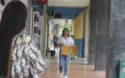 Tras dejar el colegio o mientras cursan la universidad, jóvenes buscan empleo en Euador, algo que puede resultar complicado.