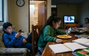 Imagen simbólica de niños, niñas y adolescentes, en Ecuador, que pasan horas en redes sociales, lo que les genera problemas de aprendizaje.
