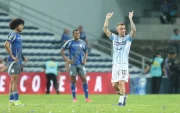 La frustración de los jugadores de Emelec en el festejo de uno de los dos goles de Damián Díaz (d).