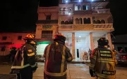 Personal bomberil atendió el incendio en el centro de rehabilitación ubicado en Leonidas Plaza y Colón, en el suroeste de Guayaquil.