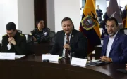 El exministro del Interior, Juan Zapata, aparece como uno de los posibles precandidatos para la Alcaldía de Quito, junto con el actual burgomaestre, Pabel Muñoz (d).