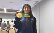 La marchista ecuatoriana Paula Torres muestra la medalla de oro que ganó en la maratón del Mundial por Equipos en Brasil.