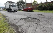 El conector de Alpachaca, que lleva al aeropuerto de Quito, en Tababela, presenta baches. A diario los conductores deben esquivarlos.