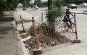 Obstáculos en el trayecto de la ciclovía y la falta de continuidad en su trazado ponen en riesgo a los biciusuarios en la avenida Narcisa de Jesús.