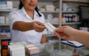 Las restricciones en importaciones generan presión sobre la disponibilidad de algunos medicamentos.