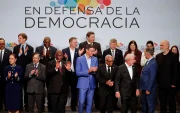 Mandatarios y representantes internacionales posaron en la cumbre que busca fortalecer la defensa democrática.