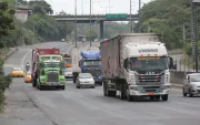 El transporte pesado circulando por la perimetral en Guayaquil.