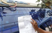 Una persona reclama alza en la planilla de luz.