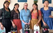 Las cholitas skaters desafían estereotipos mezclando tradición y deporte urbano.