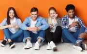 TikTok, Instagram y Snapchat dominan el tiempo digital de los adolescentes, según Pew Research Center.