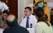 El presidente Daniel Noboa, en una reunión con el gabinete ministerial.