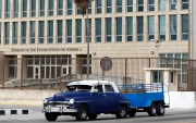 Un vehículo transita frente al edificio de la Embajada de Estados Unidos en Cuba este 20 de abril de 2026, en La Habana (Cuba).