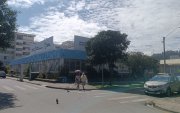 Una madre de familia debió pagar por el combustible de una ambulancia para que su hijo sea trasladado desde Cuenca hacia el Hospital Baca Ortiz, en Quito.