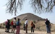 Personas observan la zona arqueológica de Teotihuacán este martes, 21 de abril de 2026, en San Juan Teotihuacán (México).